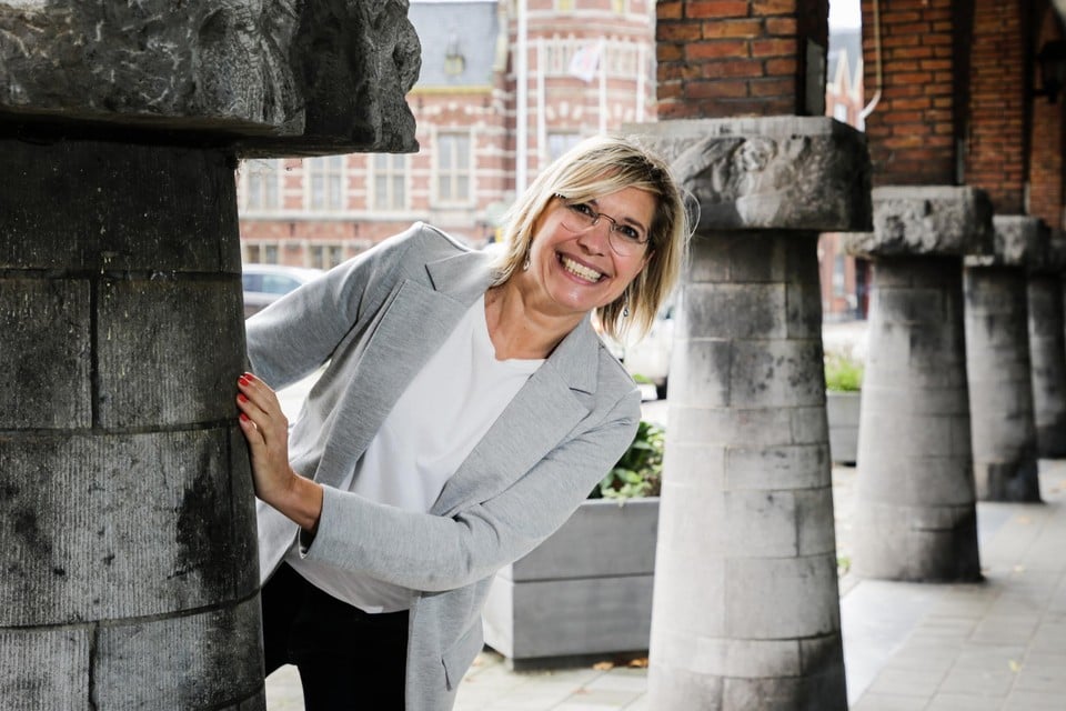 Vicky Versavel, hier tussen de monumentale zuilen rond de Markt, is zo in de wolken over haar nieuwe werkplek, dat ze zelfs in Schoten komt wonen.