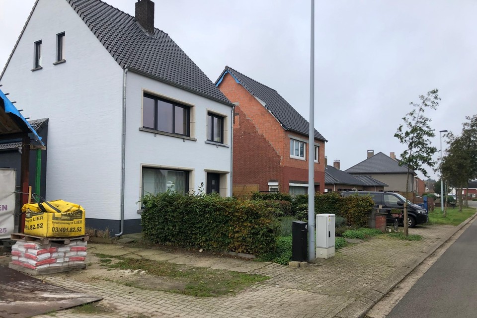 Een van de twee jongeren kon na een klopjacht aan deze woning in Boskant in Vosselaar worden opgepakt. 