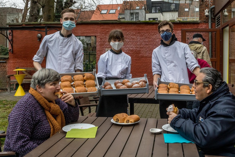Leerlingen van het PIVA maakten worstenbroden voor de mensen van het Centrum voor Blinden en Slechtzienden in De Markgravenlei.