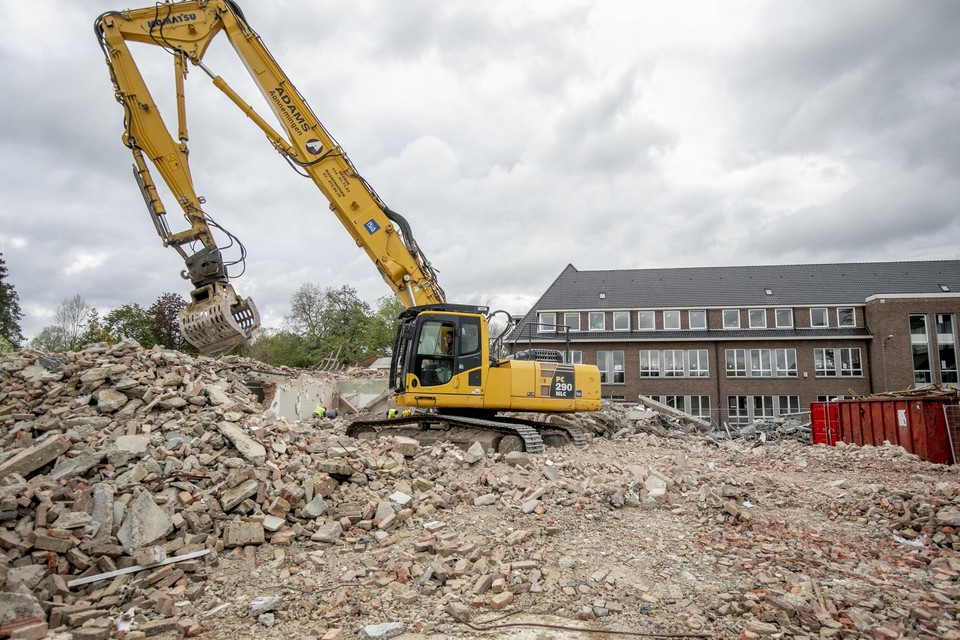 Vzw Zorggroep Zusters van Berlaar is in de Sollevelden gestart met de afbraak van een oud schoolgebouw, omdat het niet langer voldeed aan alle normen. 