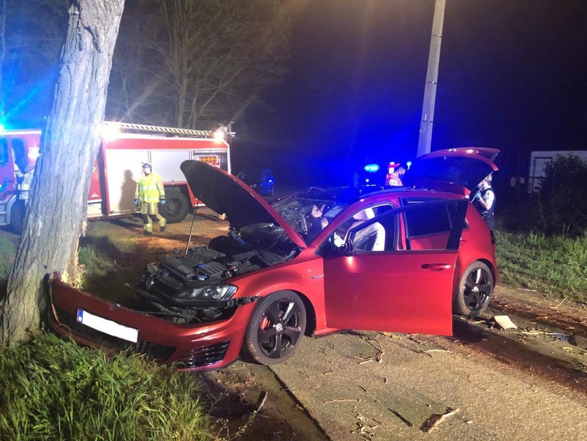 De auto van bestuurder Ruben B. botste op 10 mei tegen een boom naast de weg. 