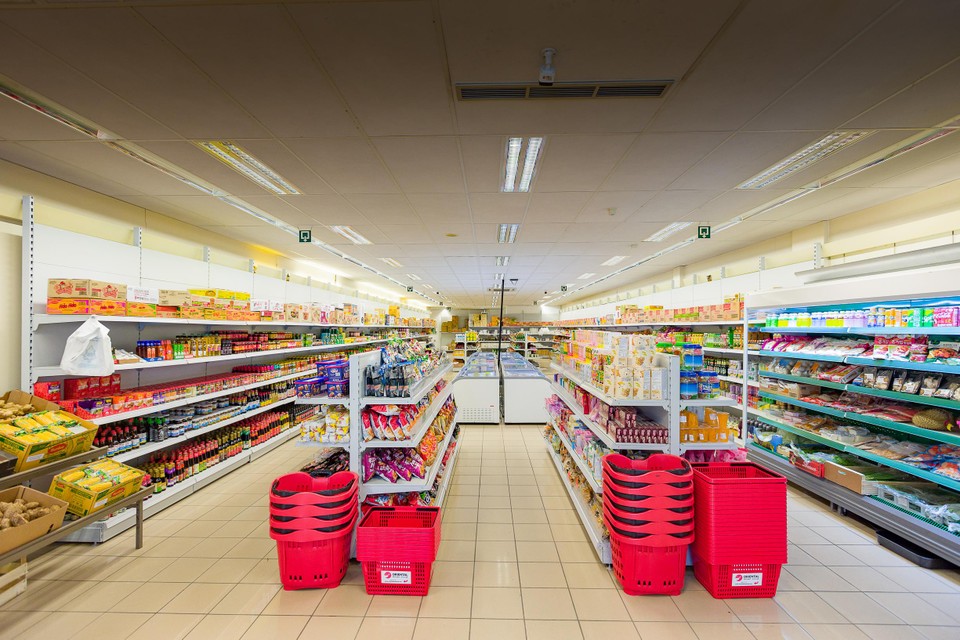 De supermarkt is ruim driehonderd vierkante meter groot.