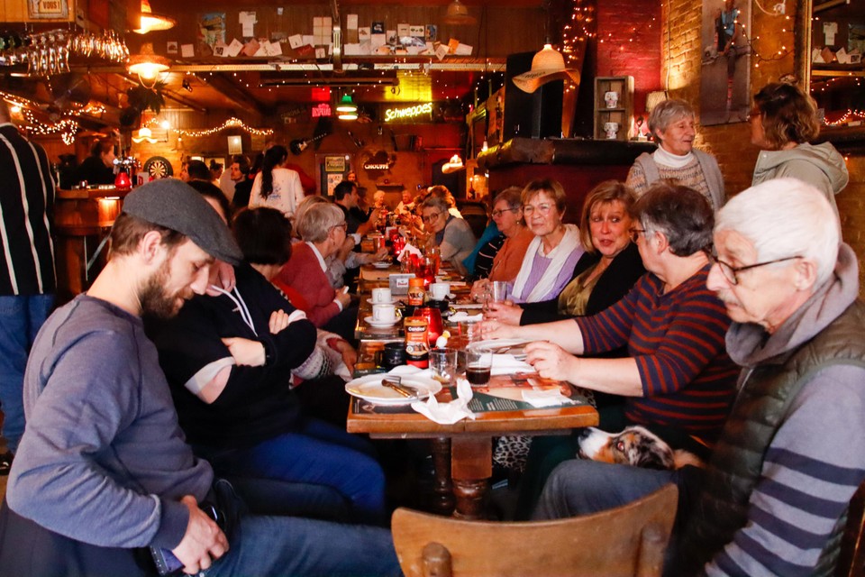 Sfeerbeeld van De Gezelligste Tafel, het eerste evenement voor een goed doel dat onlangs plaatsvond in La Cantina.