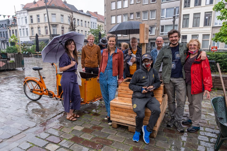 Ondanks de zondvloed daagde een tiental actievoerders op.