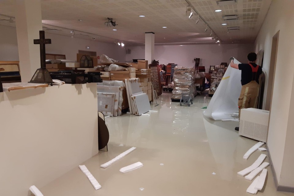 Vijfhonderd schilderijen werden zaterdagnacht in allerijl geëvacueerd na een waterlek in het plafond van het gebouw.