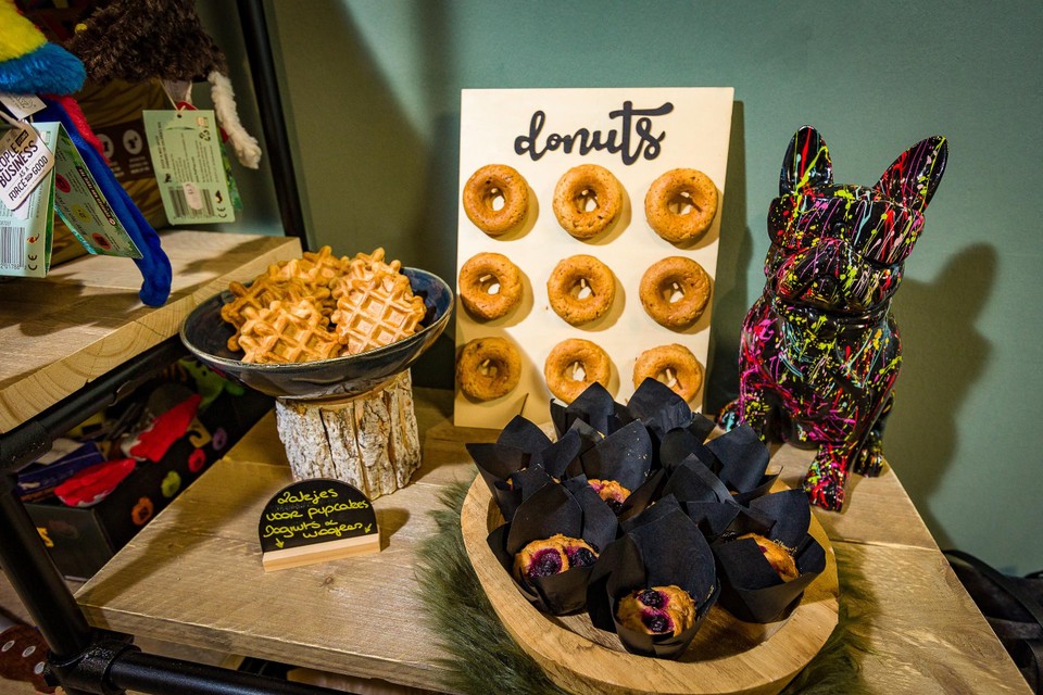 De winkel biedt onder meer wafels en donuts voor honden.
