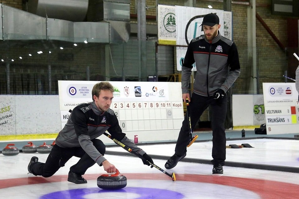 Mechelaar Tuur Vermeiren (links) mag met het Belgische team naar het Europees kampioenschap curling. 