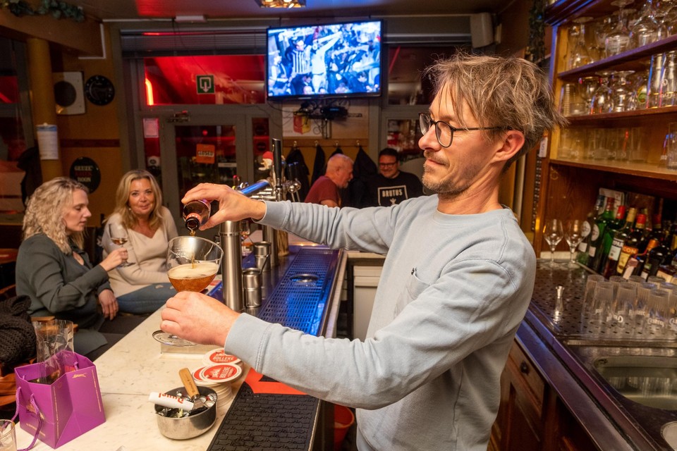 Cafébaas Gert Bruers schenkt een Bolleke. Zeker niet het laatste van de avond.