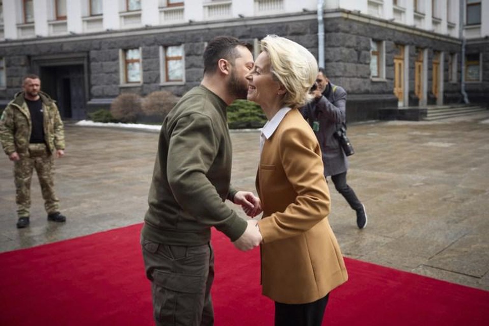 Volodymyr Zelensky begroet Ursula Von der Leyen in Kyiv, waar het opoverleg plaatsvindt