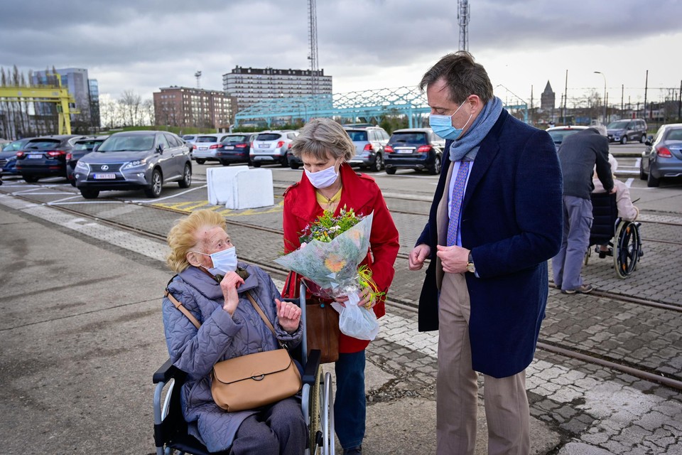 Jet Dirix (107) uit Ekeren kreeg bloemen van burgemeester Bart De Wever. 