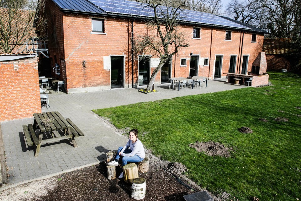 Leen Vissers voor de Monnikenhoeve in Berendrecht, de grote polderhoeve die ze uitbaten als vakantiewoning. 