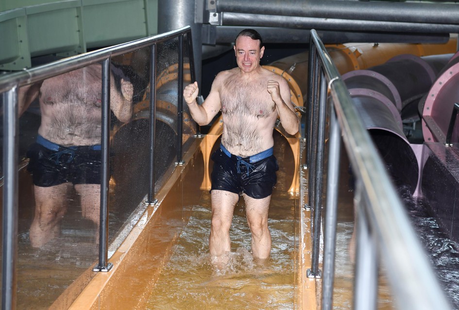 “Amai, wat was dat?”, zegt De Wever wanneer hij uit de spectaculaire waterglijbaan komt.