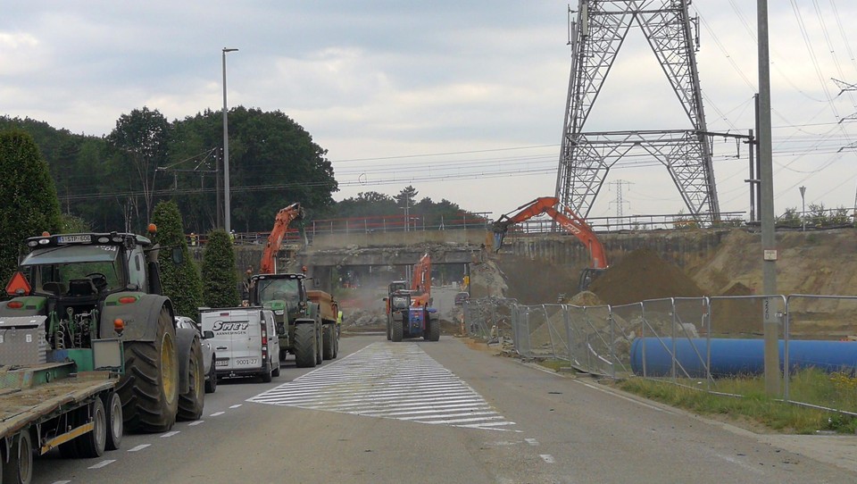 Een deel van het spoorviaduct over de Lierseweg wordt brokje voor brokje afgebroken. 