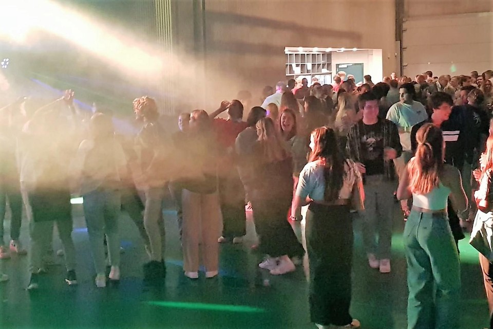 Jong en oud samen op de dansvloer.