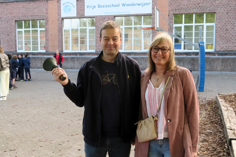 De nieuwe directietandem van Wondewijzer met de oude schoolbel: Frank Jagers en Cindy Rouchet.