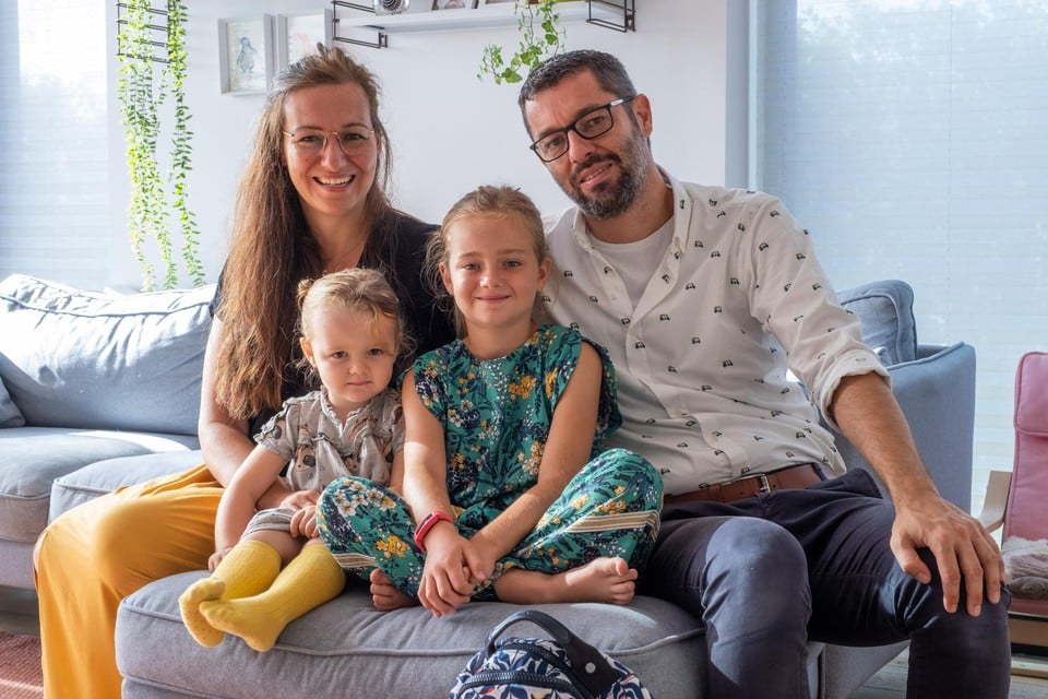 Lien en Pieter met hun dochters Minne en Noor. “Het is tijd voor de normale gang van zaken.” 