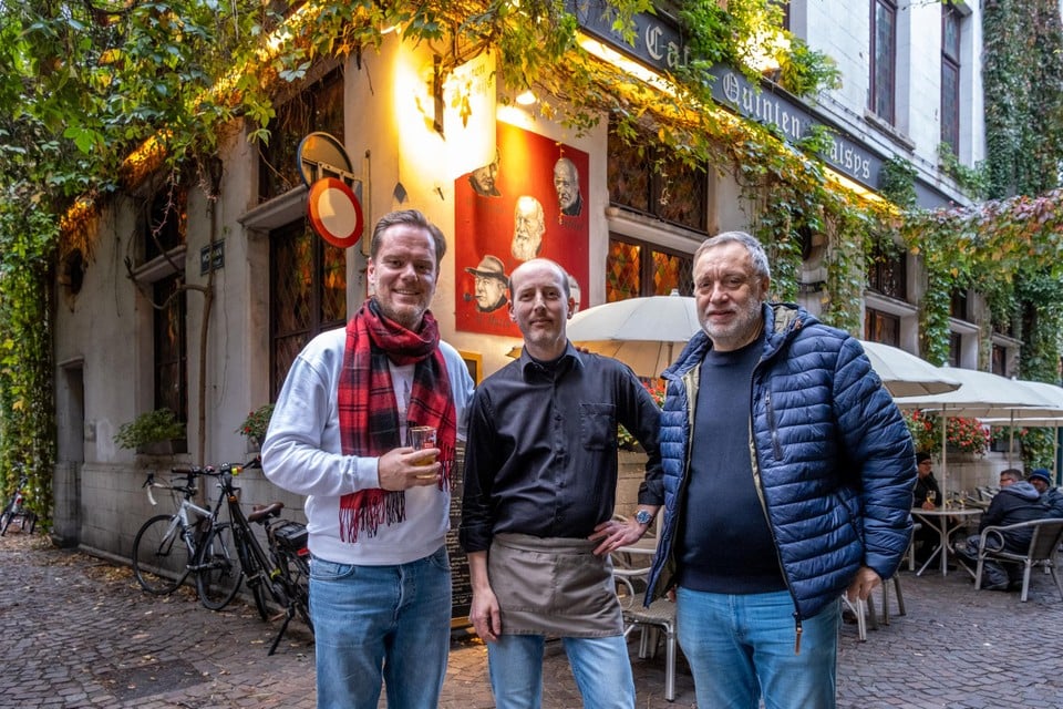 Stadsgids Tanguy Ottomer, cafébaas Sven Pays en Frank Boekhoff, voorzitter van Radio Minerva, voor ‘de Quinten’. 