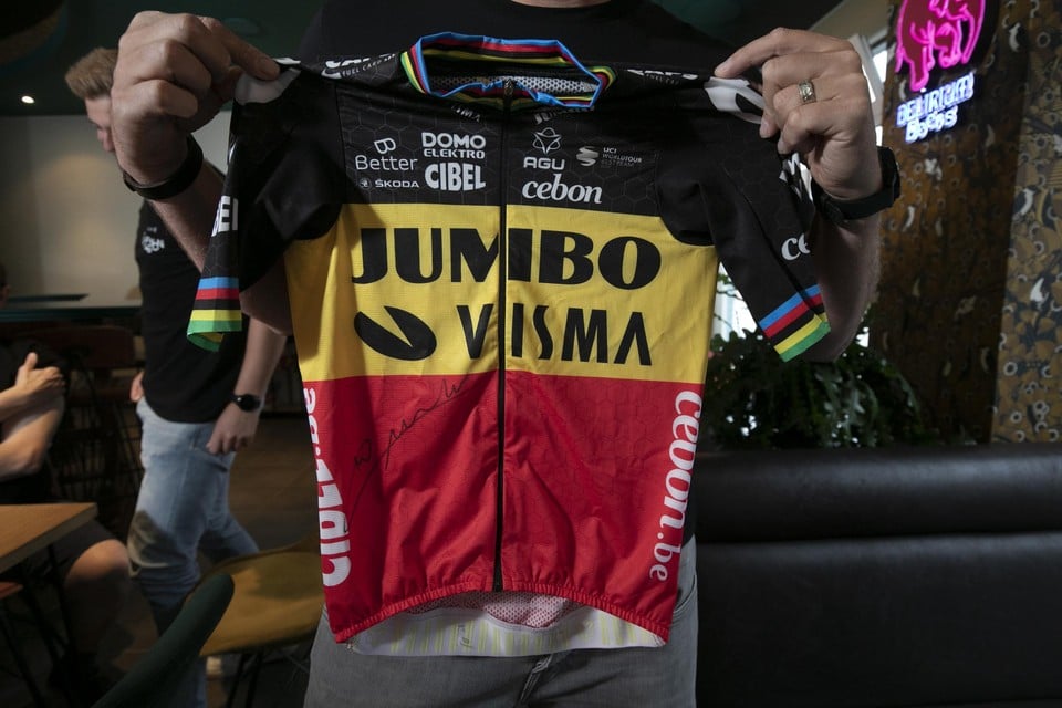 Het gesigneerde truitje van van Aert.