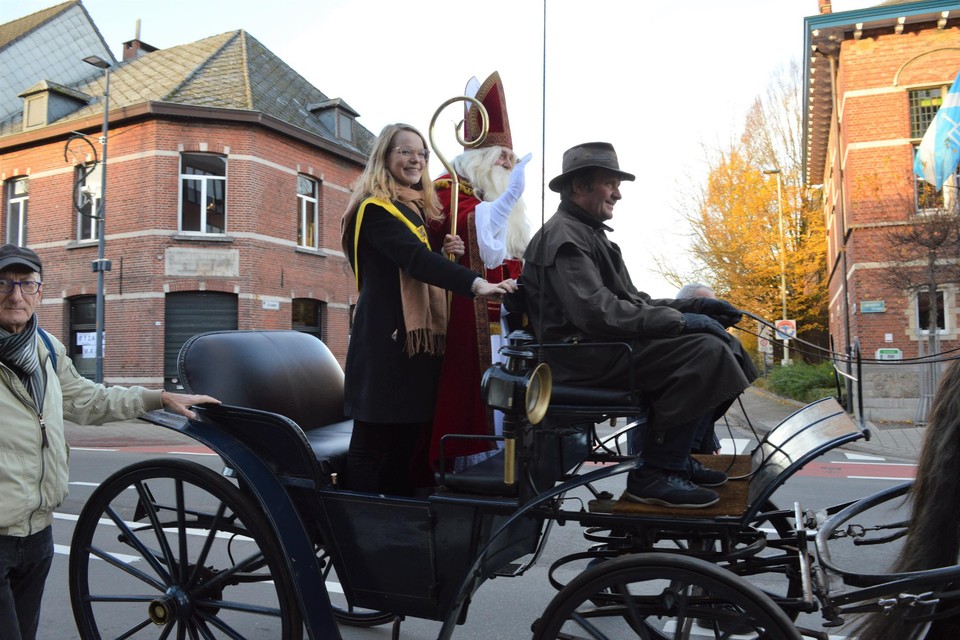Sinterklaas werd voor het eerst ontvangen door de nieuwe burgemeester Sanne Van Looy. 