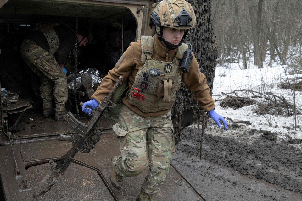 Ambulanciers van het Da Vinci Wolves bataljon ontzetten lichtgewonde Oekraïense soldaten uit Bachmoet.