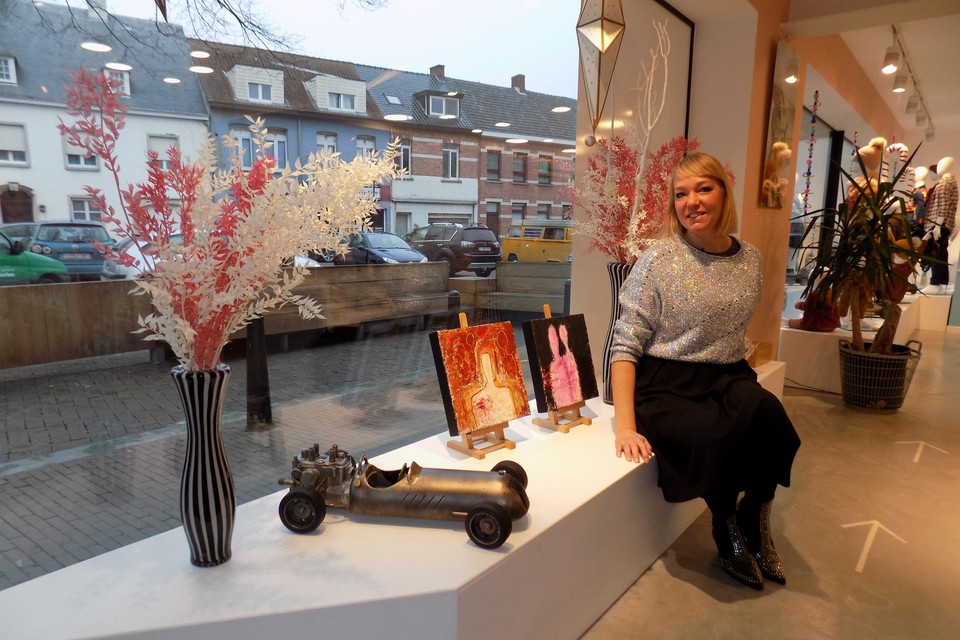 Elly Geerts van kinderkledingzaak StorE where pigs DO fly doet net als eind vorig jaar weer mee aan de kunst-in-de-etalage-wandeling in Vosselaar.