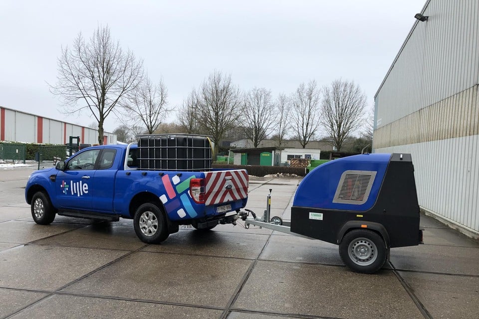 De gemeente Lille kocht een machine aan om onkruid te bestrijden met heet water.