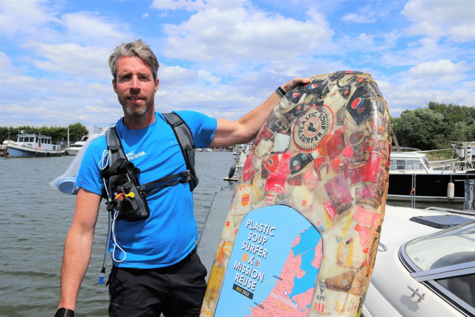 Het surfboard is gemaakt van wegwerpbekers.