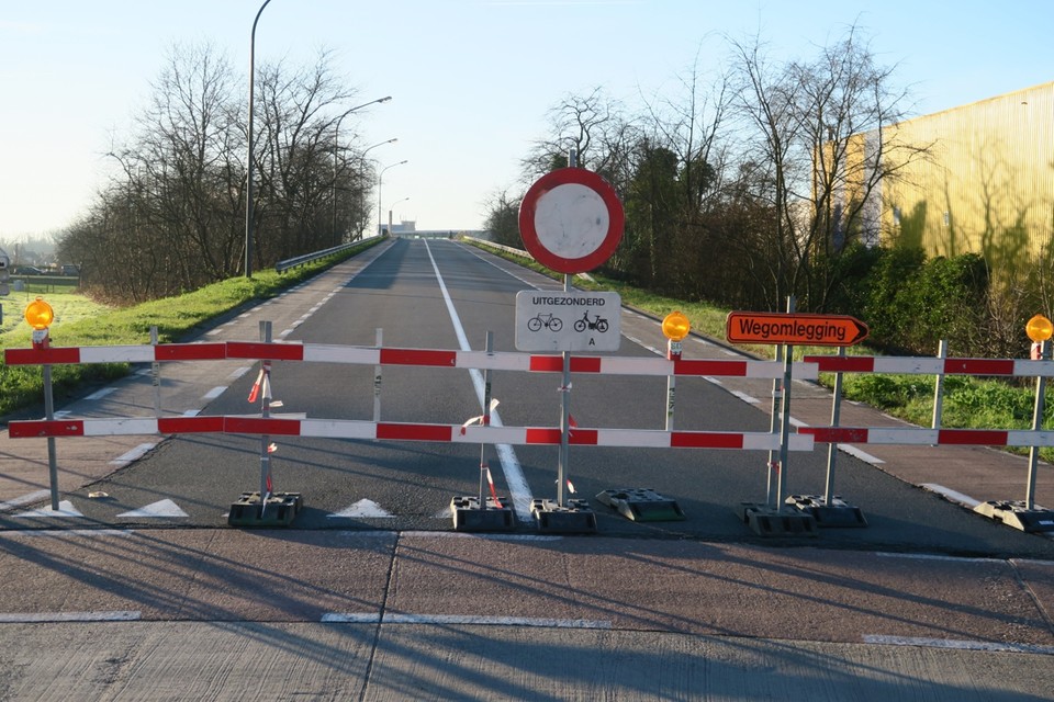 Deze brug over de E313 tussen Wommelgem en Wijnegem blijkt rijp te zijn voor de sloop. Alleen fietsers kunnen er nog zonder gevaar op nieuwe brokstukken over. 