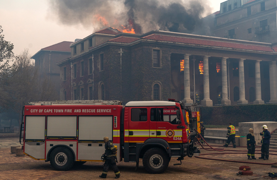 Verschillende gebouwen staan intussen in brand. De universiteit wordt geëvacueerd.