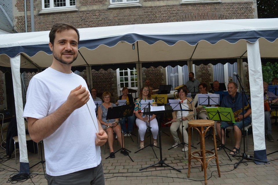 Jun den Oudsten bij aanvang van het tuinconcert.