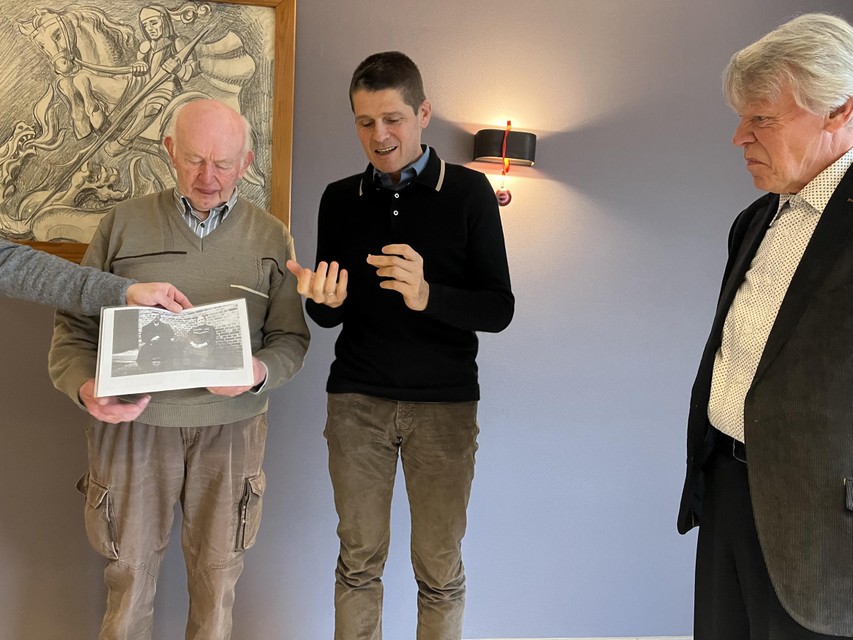 Jos Peeters met een foto van het echtpaar, Carl Mintjens met de ring en Lucien Herijgers.
