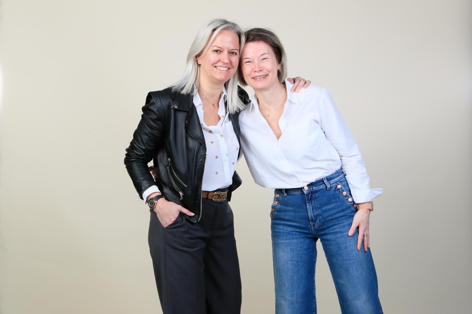 Vrienden Wendy en Ann willen elkaar eens in een ander look zien.