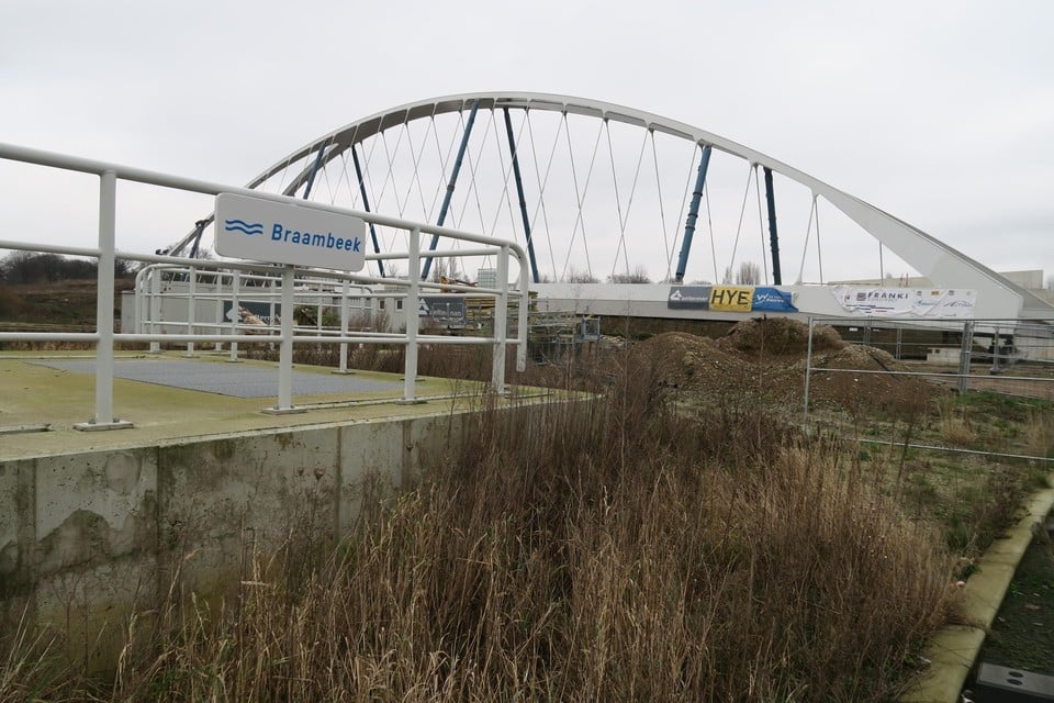 De nieuwe Hoogmolenbrug ligt nog heel even op het droge. 