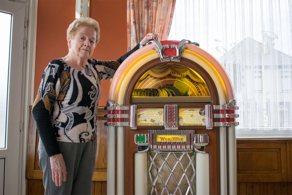 José Liekens en haar jukebox vormen al zestig jaar een onklopbaar ambiance-team in De Nieuwe Ster. 