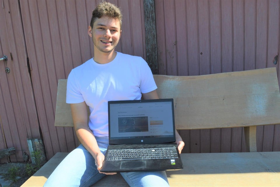 Mathieu Verhoeven met de pagina naar zijn crowdfundingactie op zijn laptop. 