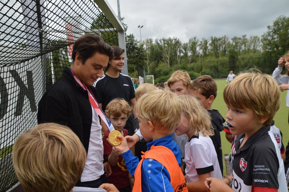 Thomas Briels bezoekt HC Blackbirds en toont zijn gouden plak van Tokio.