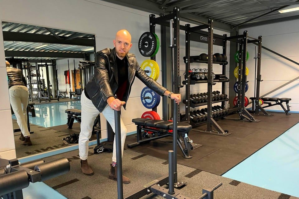 “Sterker is een woord dat ik vaak gebruik in mijn coaching”, zegt Tobias Maerien van fitnessclub Sterker. “Ik wil mijn klanten sterker maken, zowel fysiek als mentaal.” 