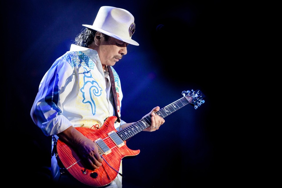 Na een hartoperatie moet Carlos Santana zijn laatste concerten dit jaar annuleren. 