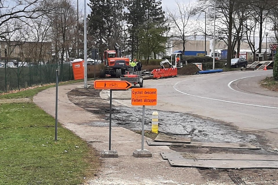 Door een waterlek is er een grondverzakking onder de rijweg van Biezenhoed in Meerhout.