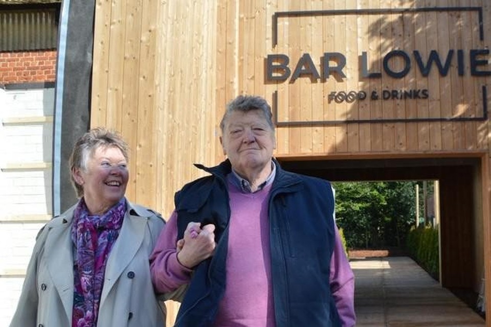 Louis Van Den Eynde met zijn vrouw Annemie Mintjens in mei dit jaar bij de opening van Bar Lowie, de zomerbar die zijn naam droeg op de locatie waar vroeger zijn feestzaal In de Melkkit was. 