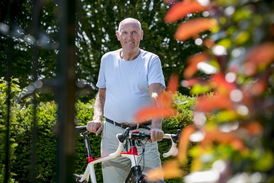 Ward Sels (80) rijdt de Ronde van België voor wielertoeristen: “Met een elektrische fiets rijden? Dan stop ik nog liever!” 