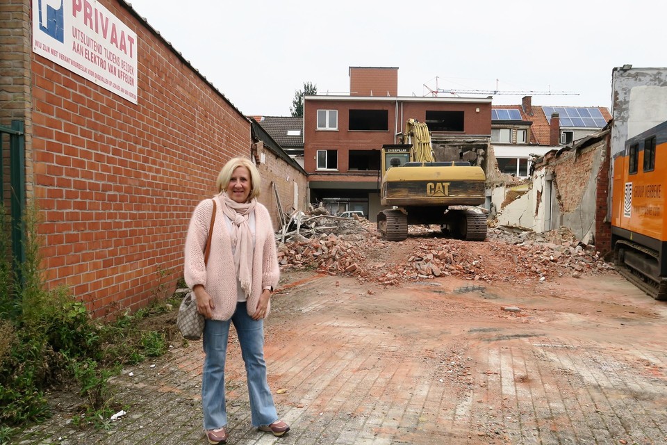 Projectontwikkelaar Linda Packolet kwam kijken hoe de sloopwerken vorderen. Links op de muur nog een bord dat verwijst naar Elektro Van Uffelen.