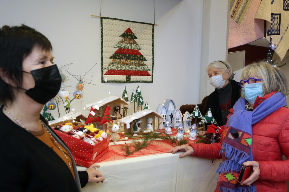 Crocheteren is een bijzondere mooie hobby. De kerststallen en bijhorende beeldjes zijn het werk van Christine Claus. Rechts, Maria Verbist en haar zus Wiske. 