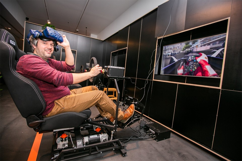 Manuel Torfs, zaakvoerder van Distrikt VR: “Wie snel wagenziek wordt, zal het tijdens het racen in virtual reality niet gemakkelijk hebben.” 