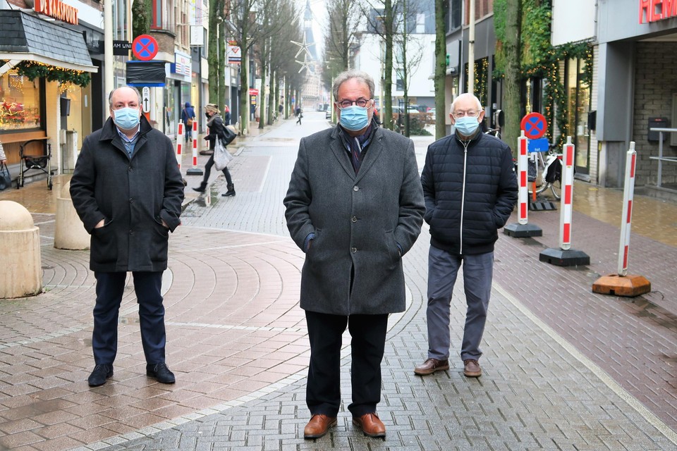 AMBS-voorzitter Ren Hesters, bestuurslid Carmelo Arcidiacono en oud-voorzitter Staf Pasmans voelen zich door schepen Véronique D’Exelle (N-VA) aan de kant geschoven in ‘hun’ Paalstraat.