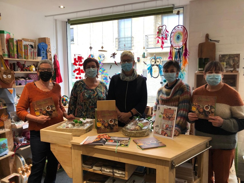 Paula Van Deun, Diane Leys, Gonnie der Kinderen, Griet Verwaest en Bie Jespers tonen hun nieuwe kookboek in de Oxfam-Wereldwinkel in Kasterlee. 