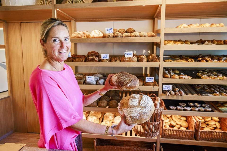 Bakkersvrouw Nathalie Lootens met een zuurdesembrood, één van de specialiteiten van Bakkerij Dellafaille. 
