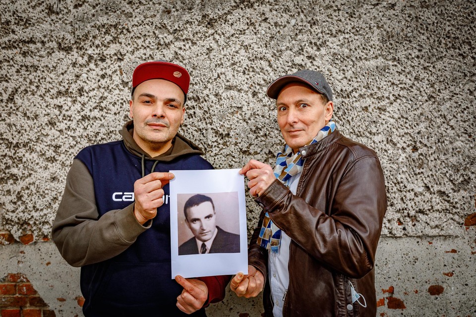 De broers Said en Ahmed Aghassaiy met een foto van hun vader Mohamed, een van de eerste Mechelse nieuwkomers.