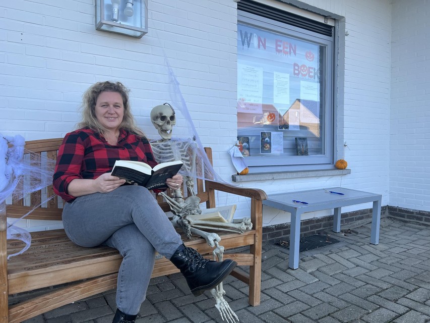 Tineke en James nemen wat nieuwe lectuur door.