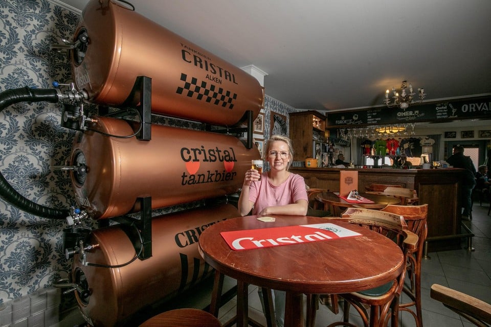 Sofie Pluim geniet van een pintje bij de biertanks van Cristal Alken.
